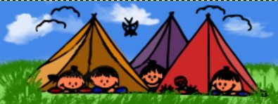 Kinder schauen aus bunten Zelten auf einer Wiese unter blauem Himmel